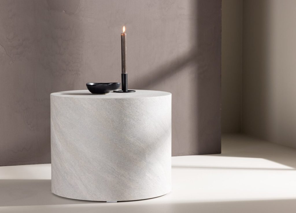 Table basse York gris dans un salon contemporain