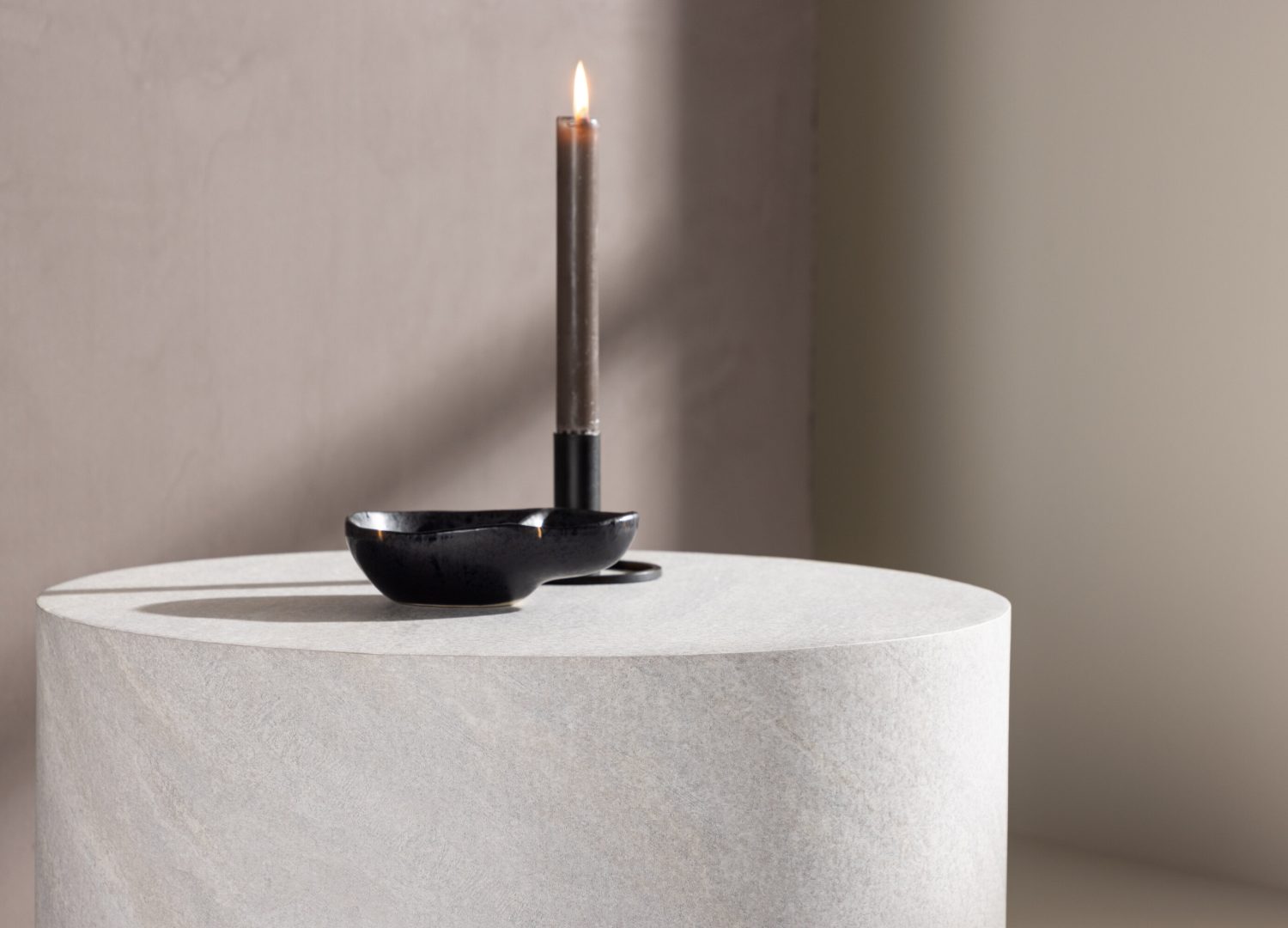 Table basse York gris dans un salon contemporain