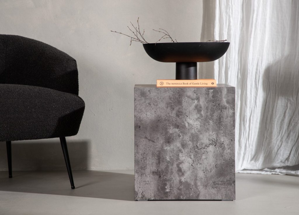 Table basse York gris foncé dans un salon contemporain