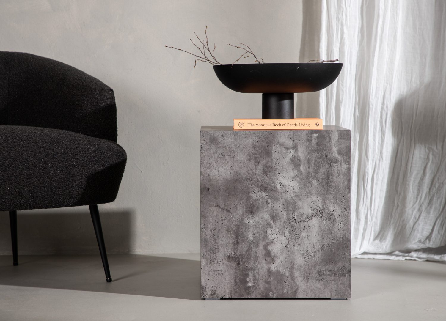 Table basse York gris foncé dans un salon contemporain