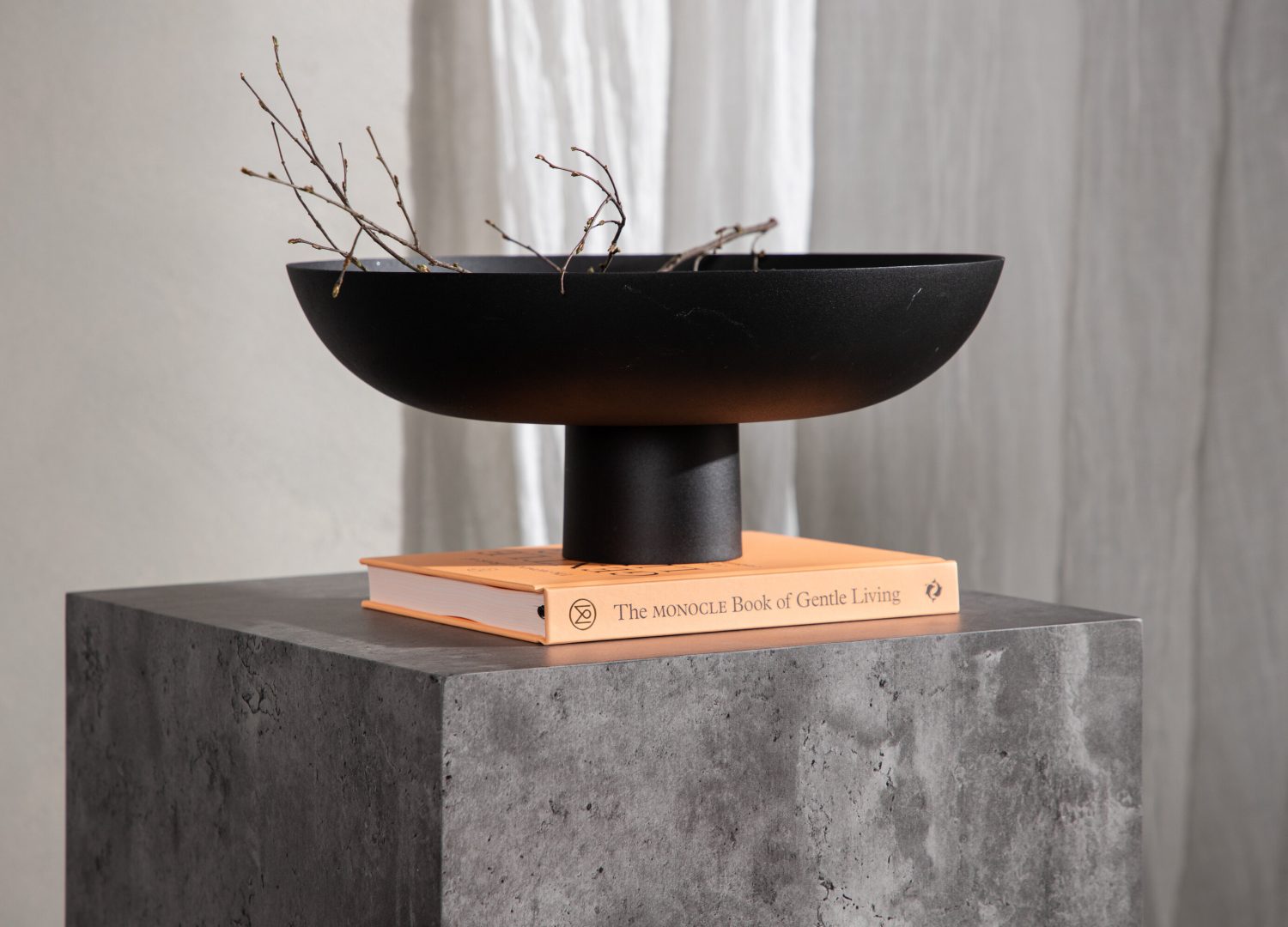 Table basse York gris foncé dans un salon contemporain