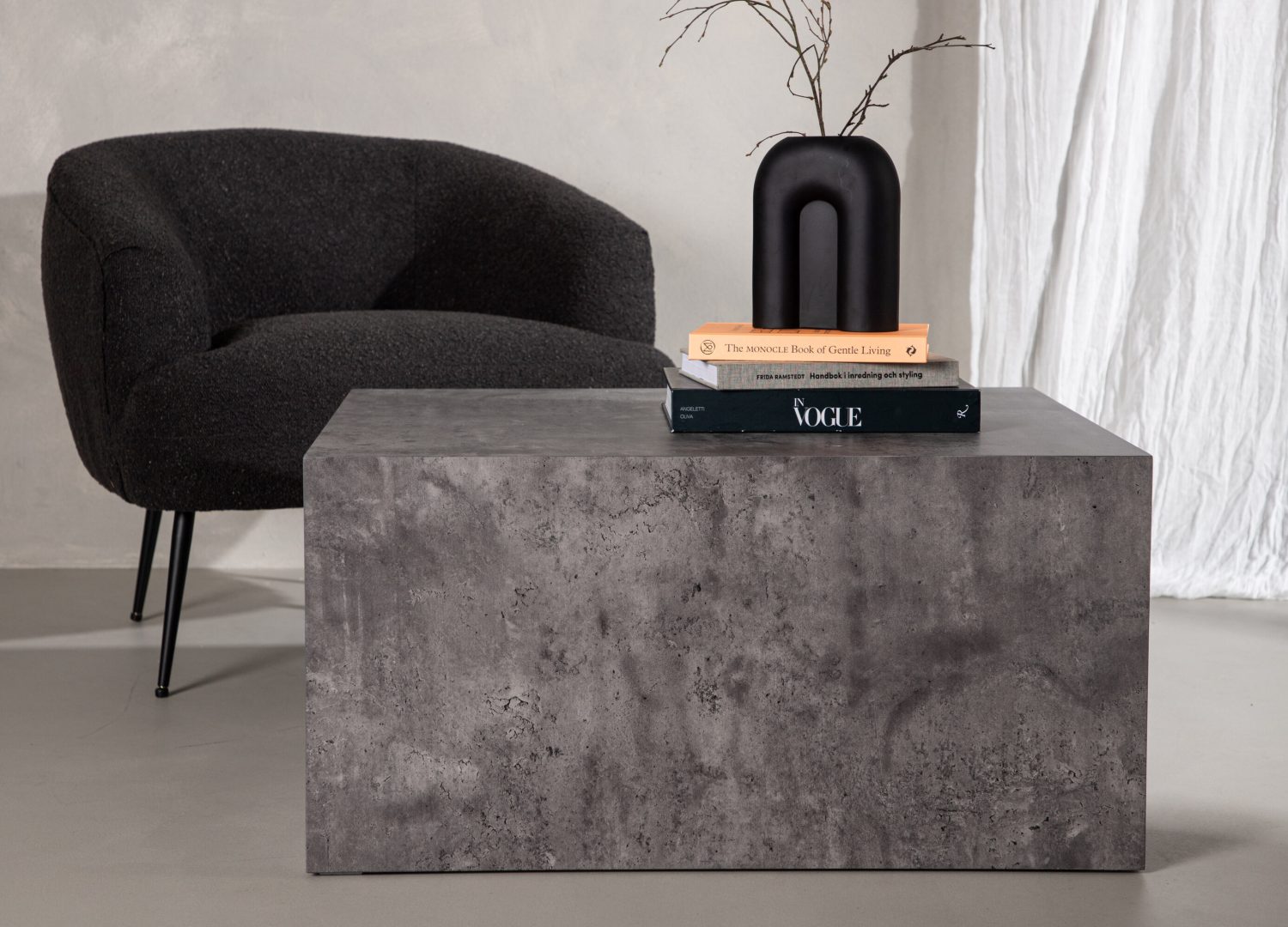 Table basse York gris foncé dans un salon contemporain