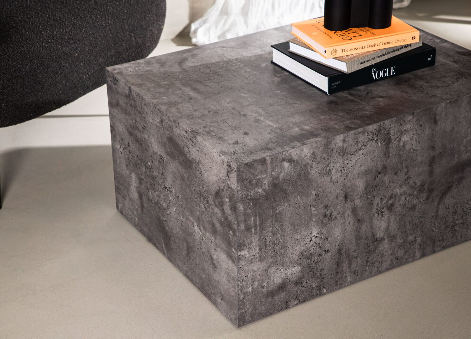 Table basse York gris foncé dans un salon contemporain