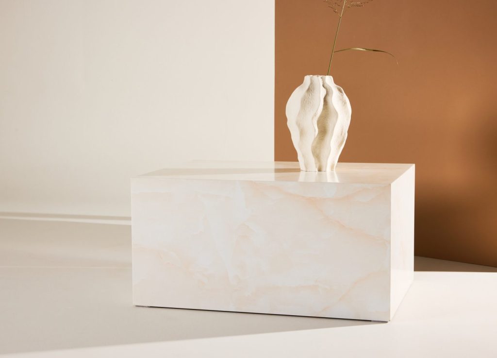 Table basse York jaune clair dans un salon contemporain