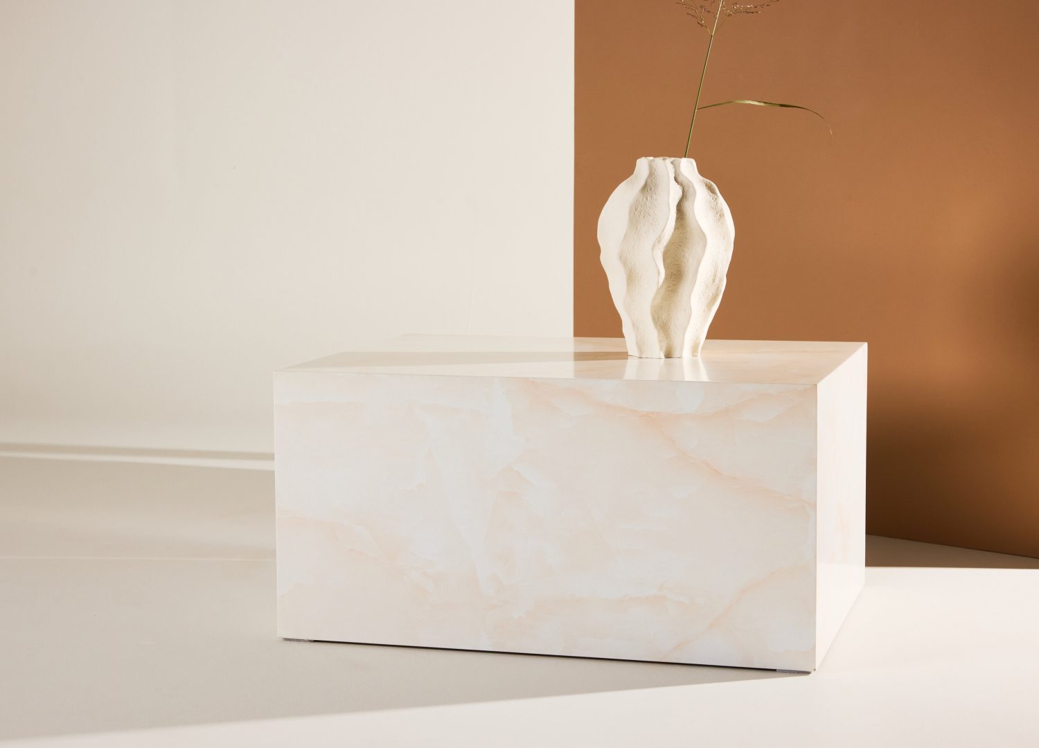 Table basse York jaune clair dans un salon contemporain