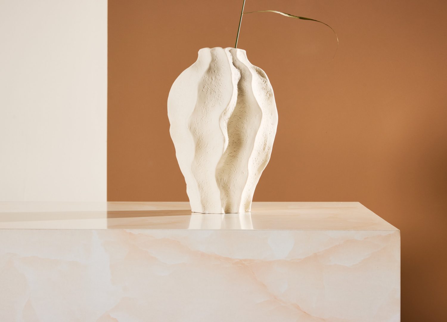 Table basse York jaune clair dans un salon contemporain