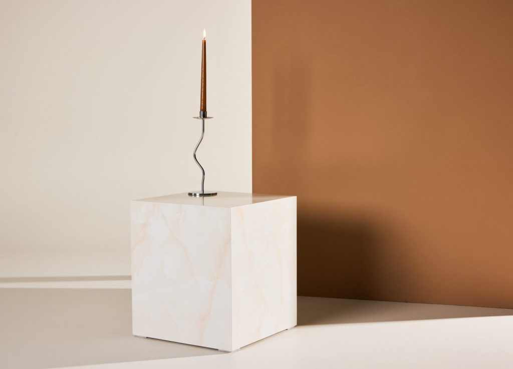 Table basse York jaune clair dans un salon contemporain