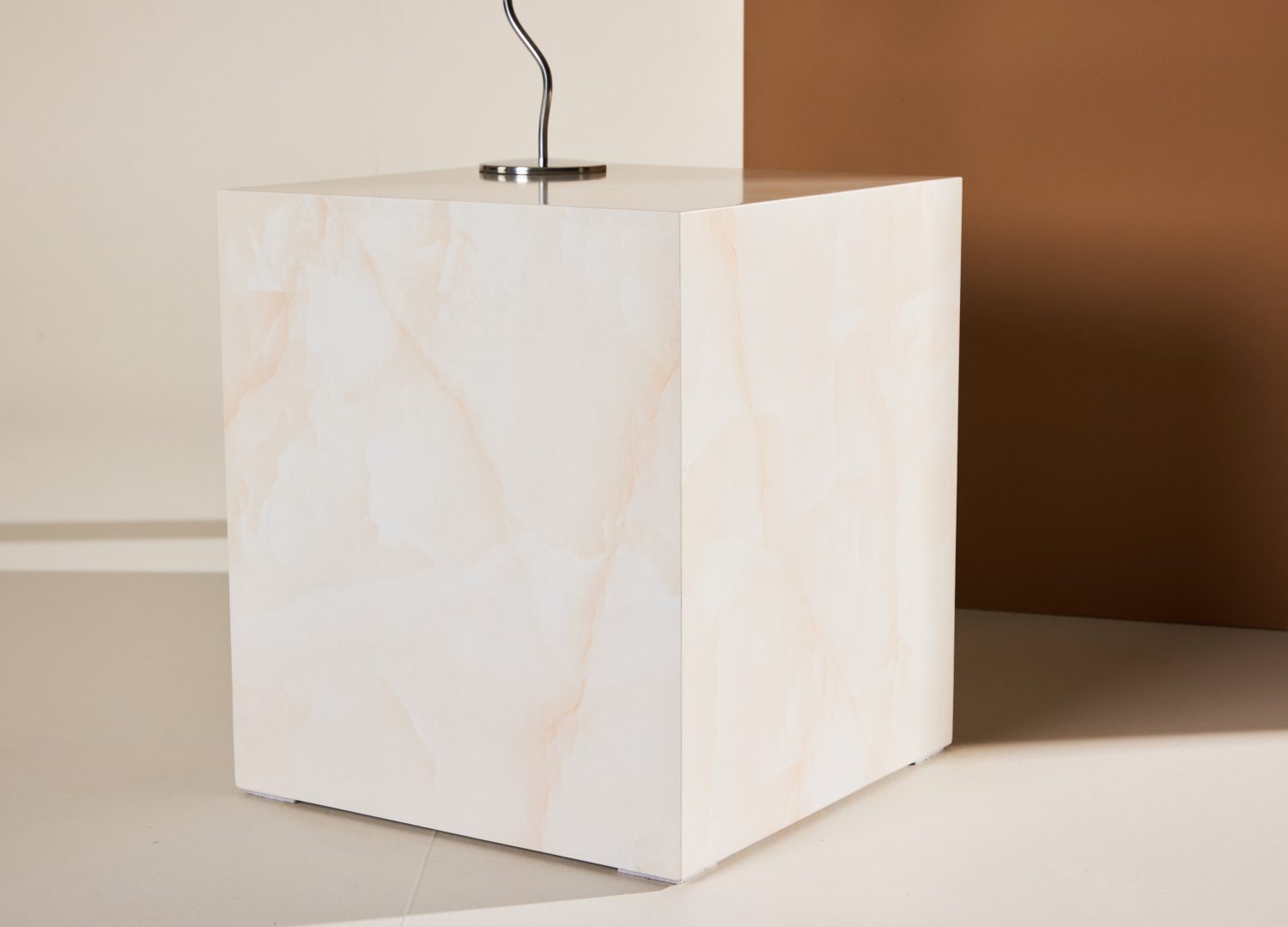 Table basse York jaune clair dans un salon contemporain