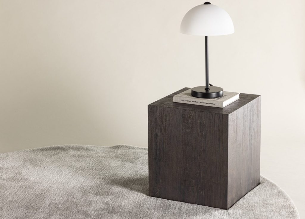 Table basse York moka dans un salon contemporain