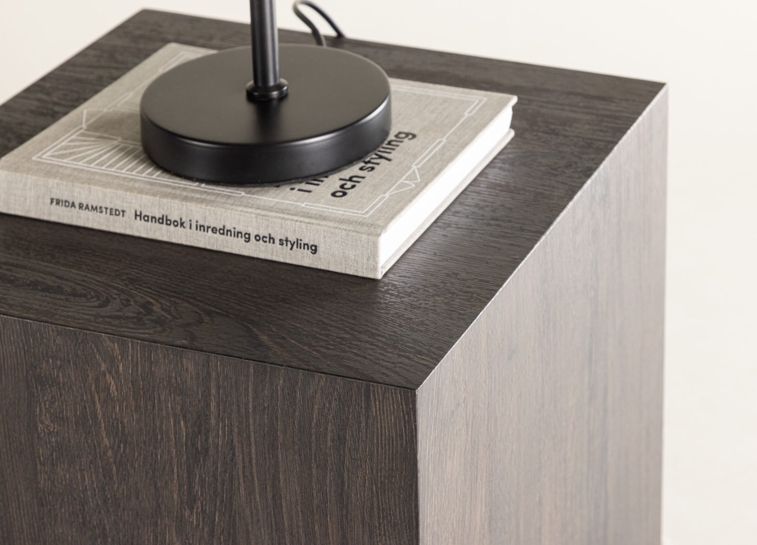 Table basse York moka dans un salon contemporain