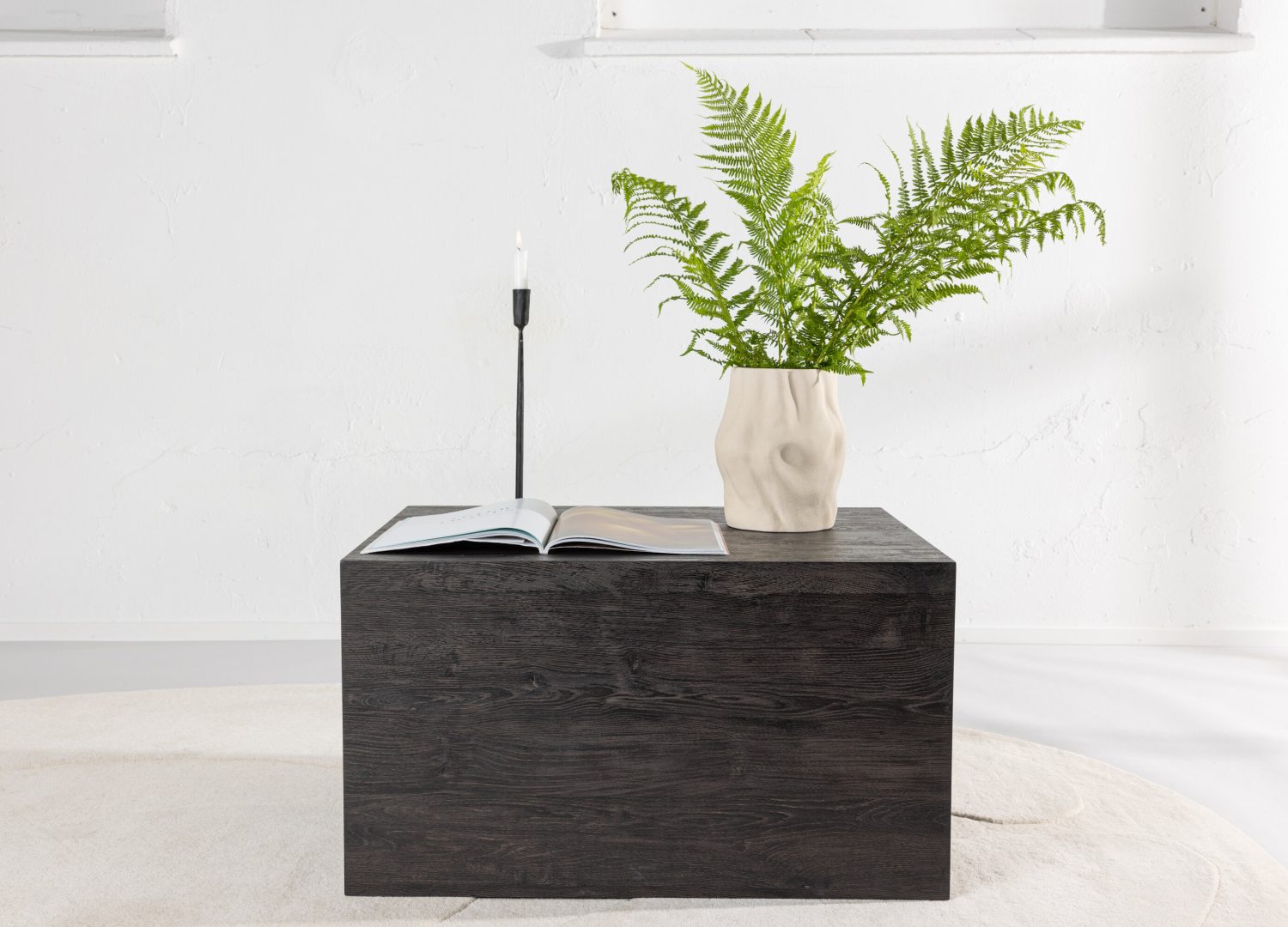 Table basse York moka dans un salon contemporain