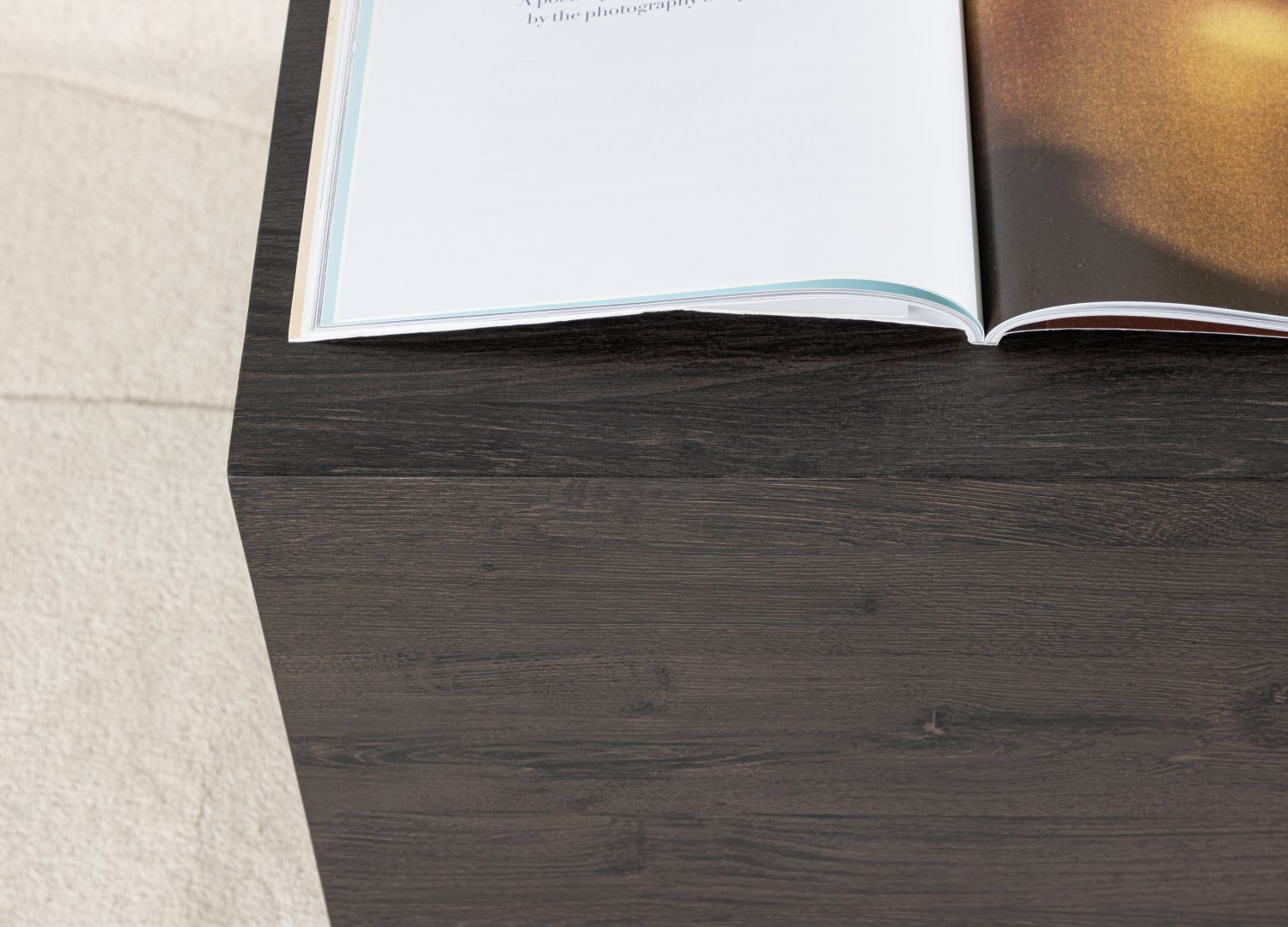 Table basse York moka dans un salon contemporain