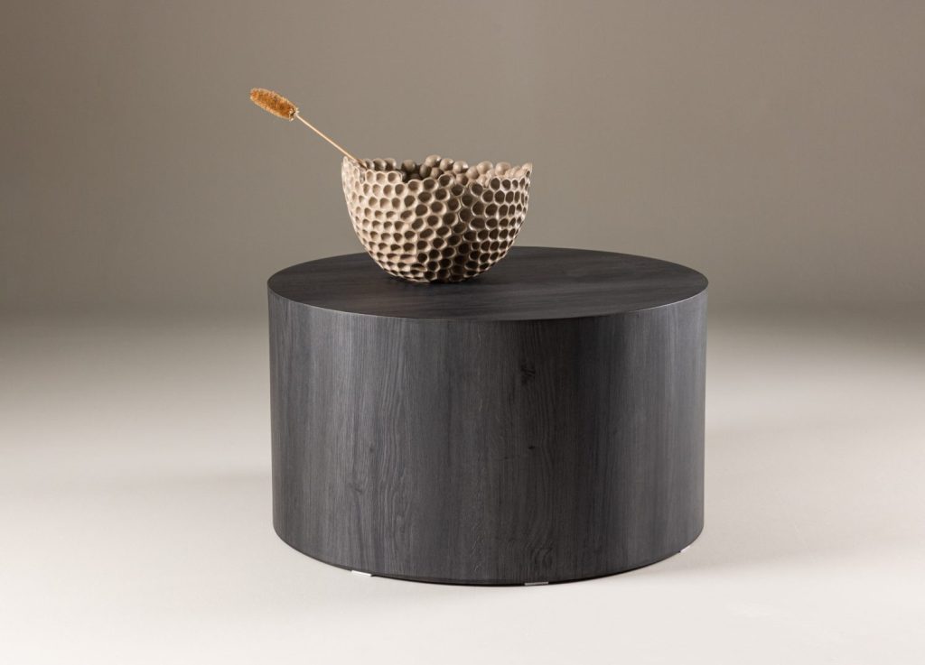 Table basse York noir dans un salon contemporain