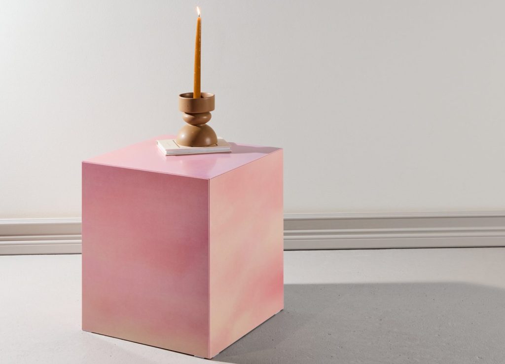 Table basse York rose dans un salon contemporain