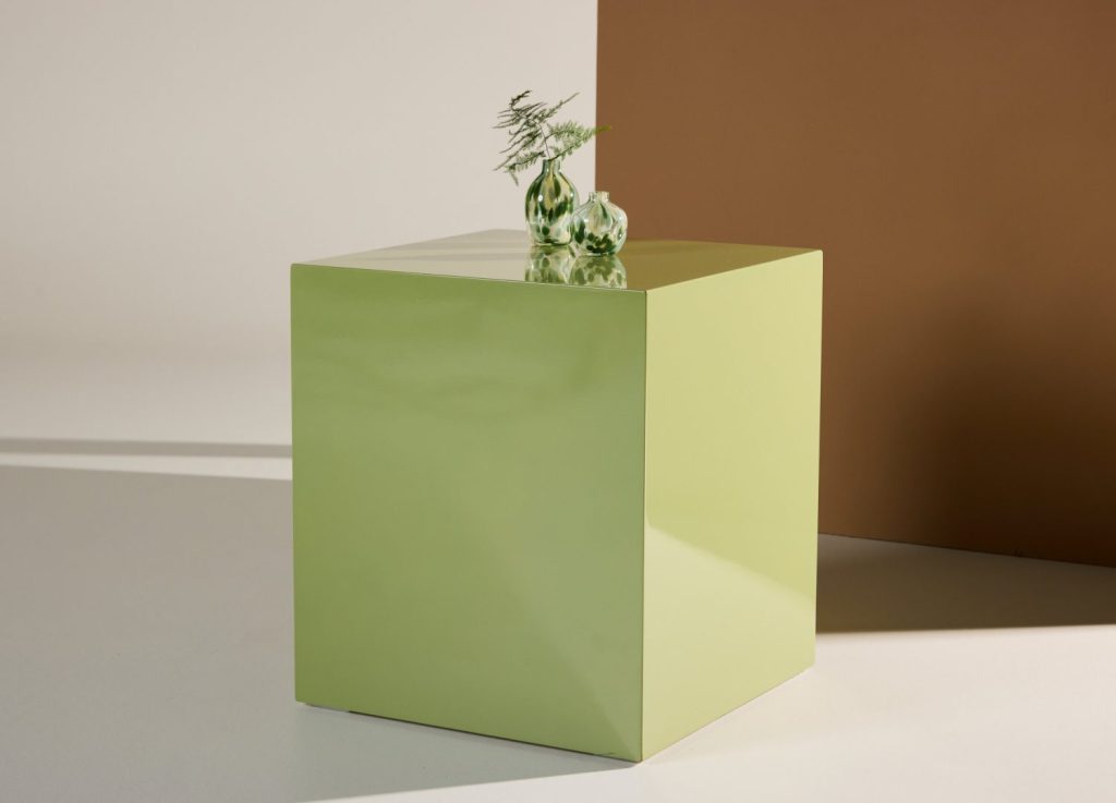 Table basse York vert clair dans un salon contemporain