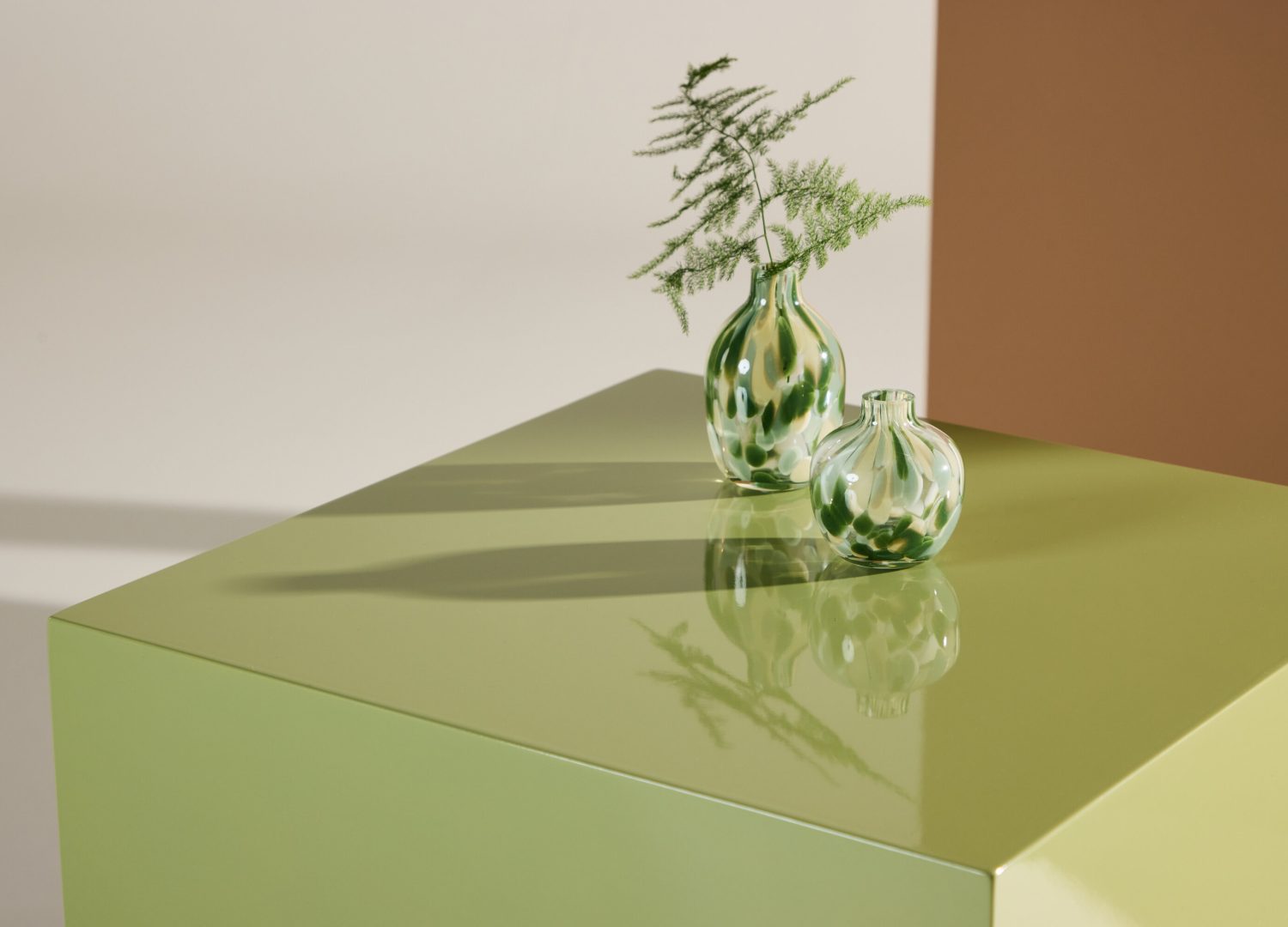 Table basse York vert clair dans un salon contemporain