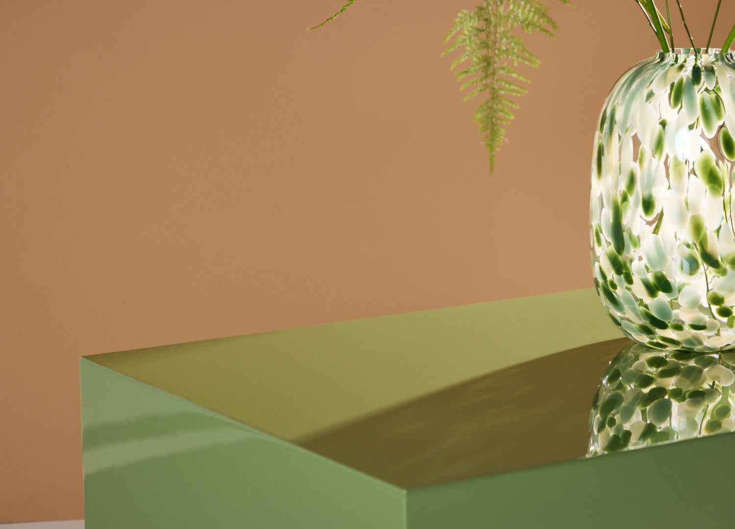 Table basse York vert foncé dans un salon contemporain