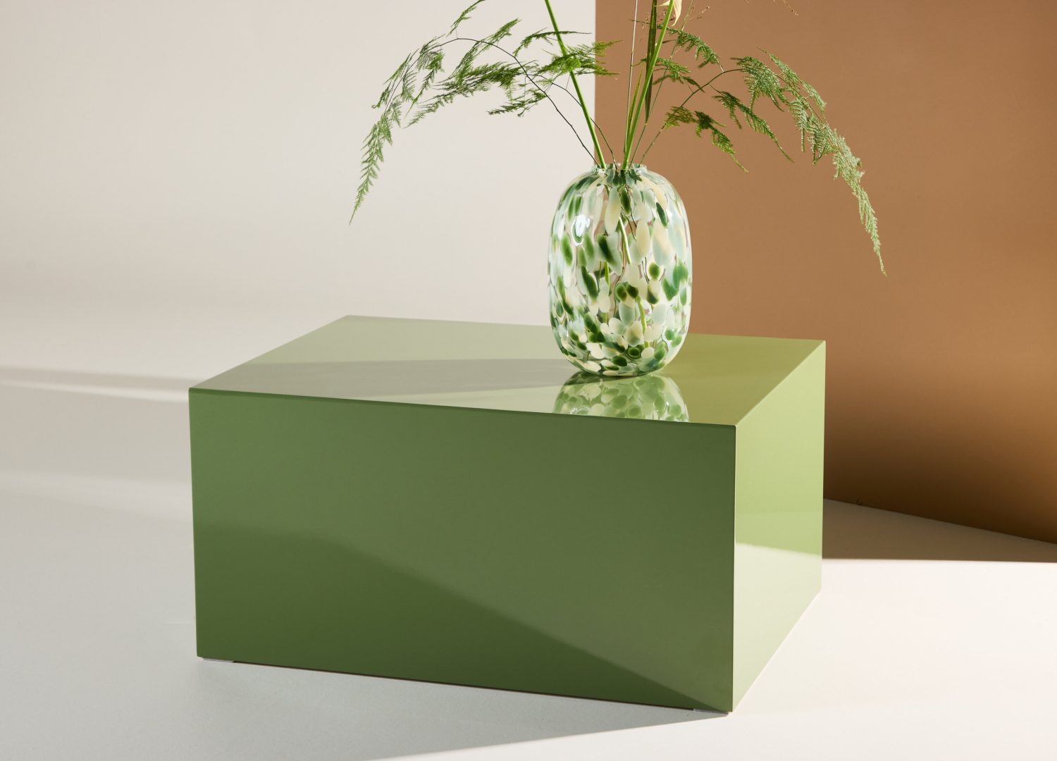Table basse York vert foncé dans un salon contemporain