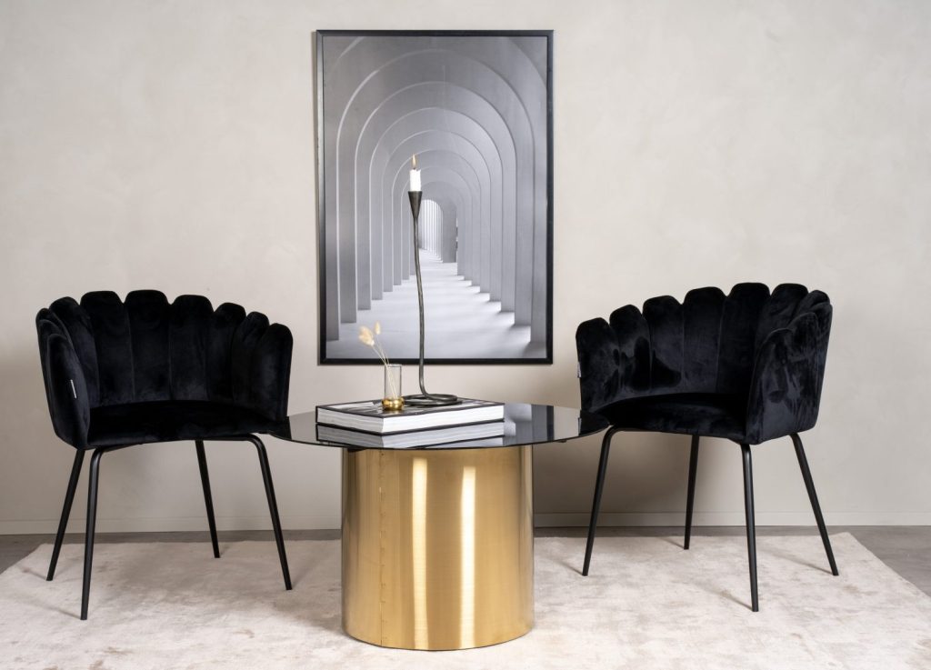 Table basse Ystad noir dans un salon contemporain