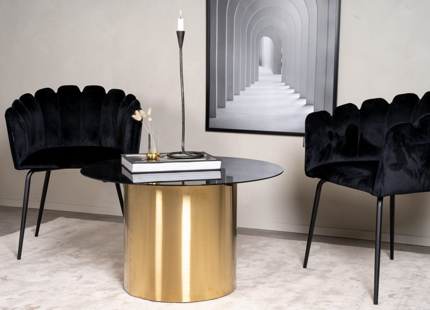 Table basse Ystad noir dans un salon contemporain