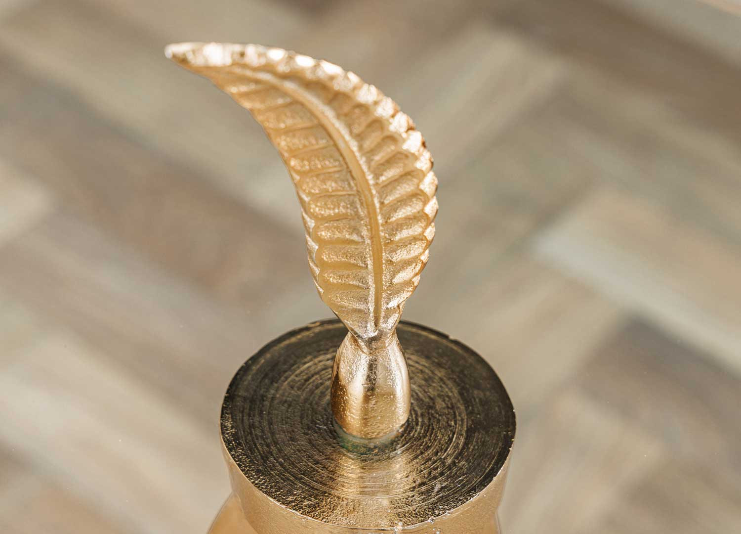 Table d'appoint ronde en verre et décor feuille en métal doré