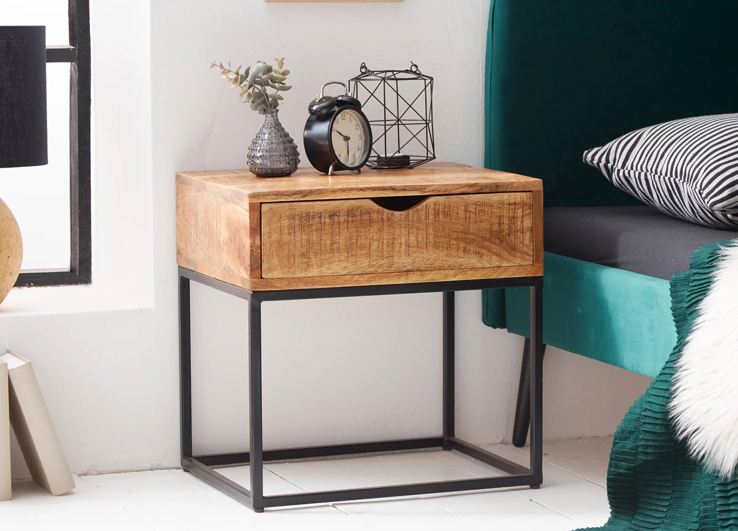 Table de chevet en manguier et métal Nest