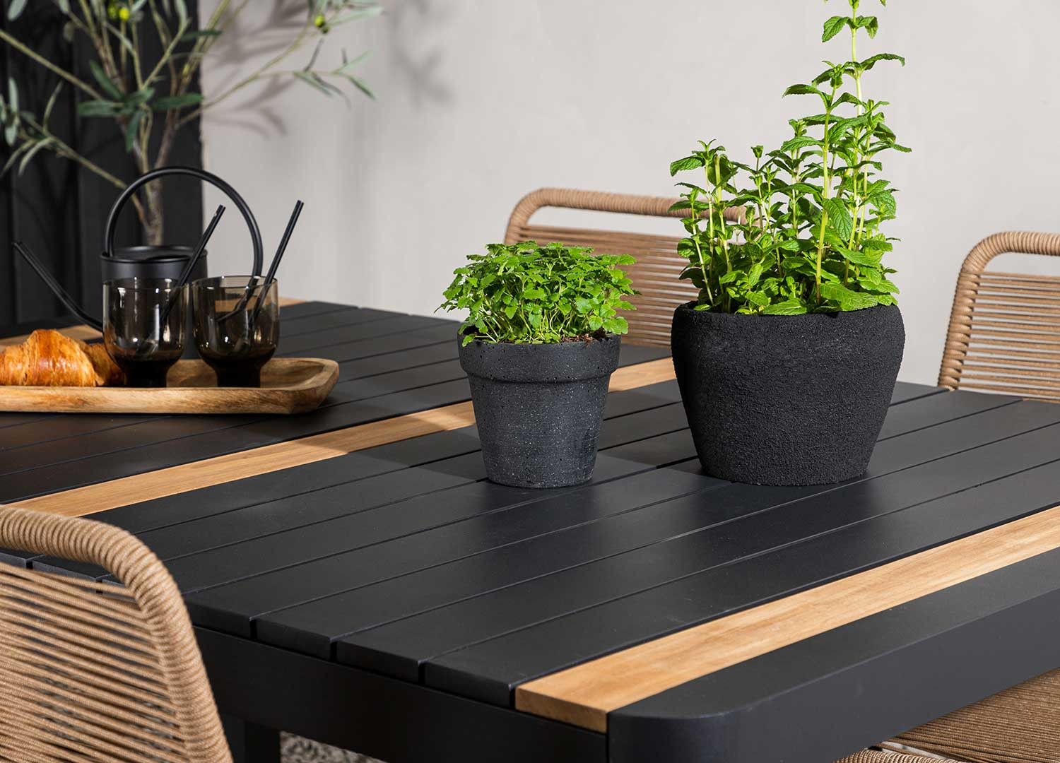 Table de jardin 150 cm teck et aluminium noir