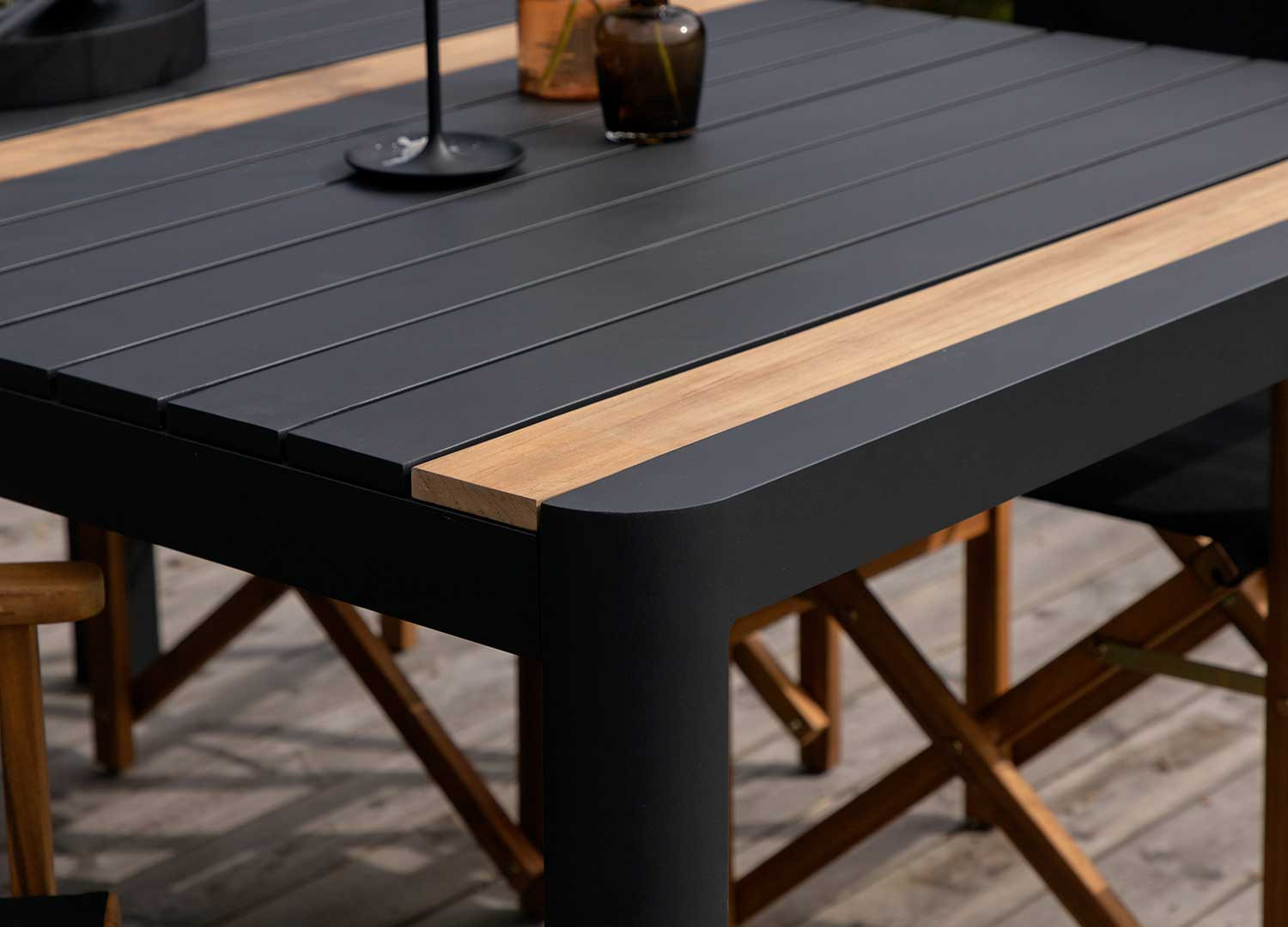 Table de jardin 150 cm teck et aluminium noir