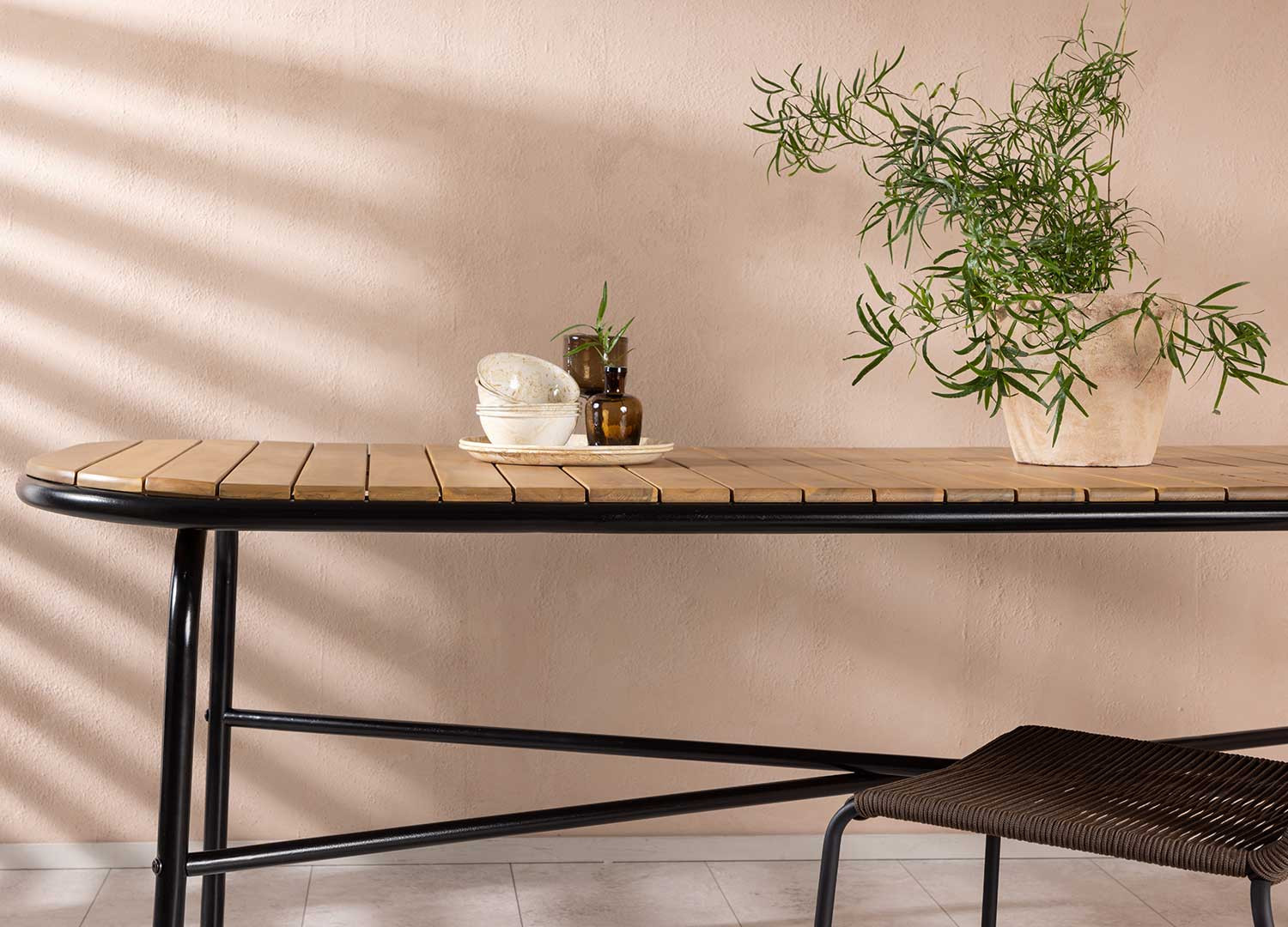 Table de jardin 8 personnes bois d'acacia et acier noir