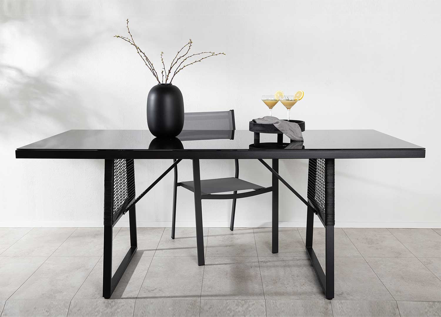 Table de jardin noire en verre et aluminium