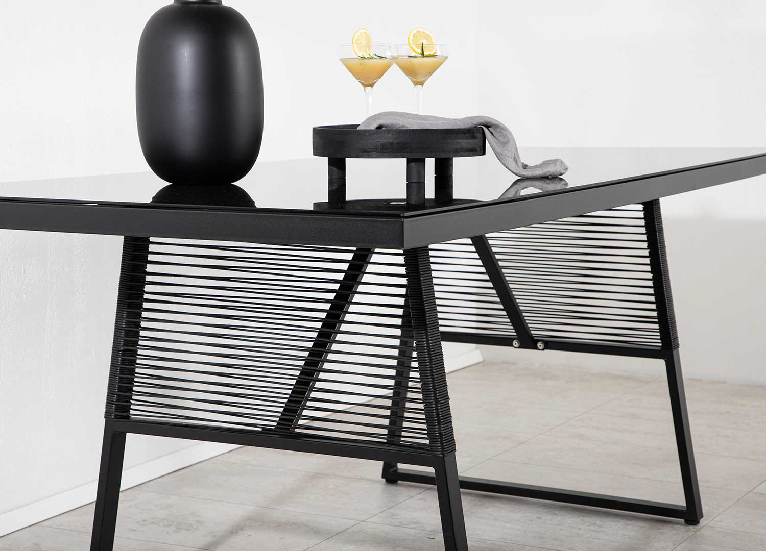 Table de jardin noire en verre et aluminium