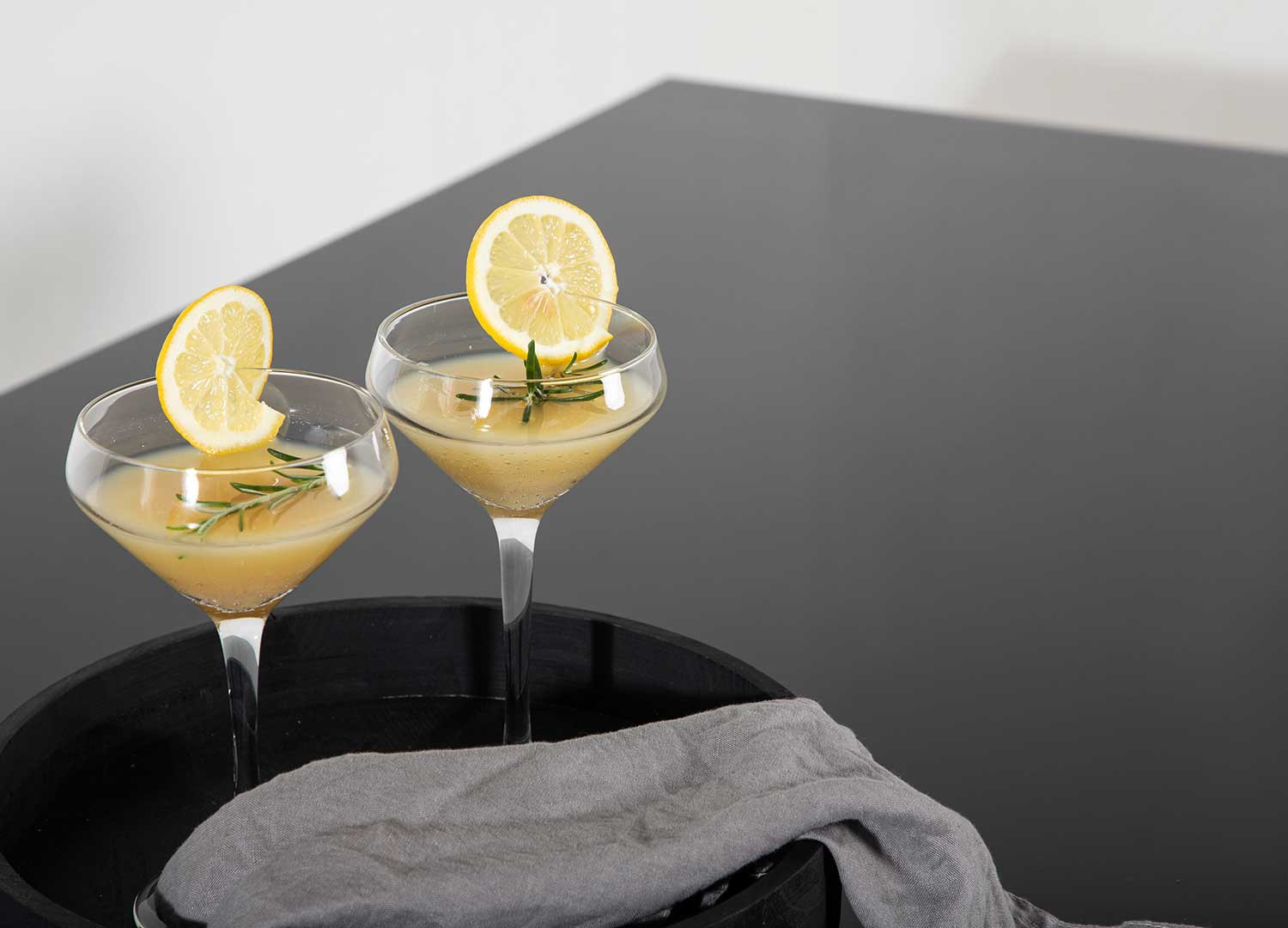 Table de jardin noire en verre et aluminium