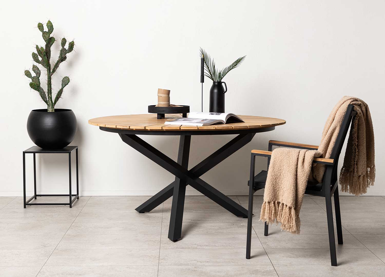 Table de jardin ronde 140 cm bois de teck et aluminium noir