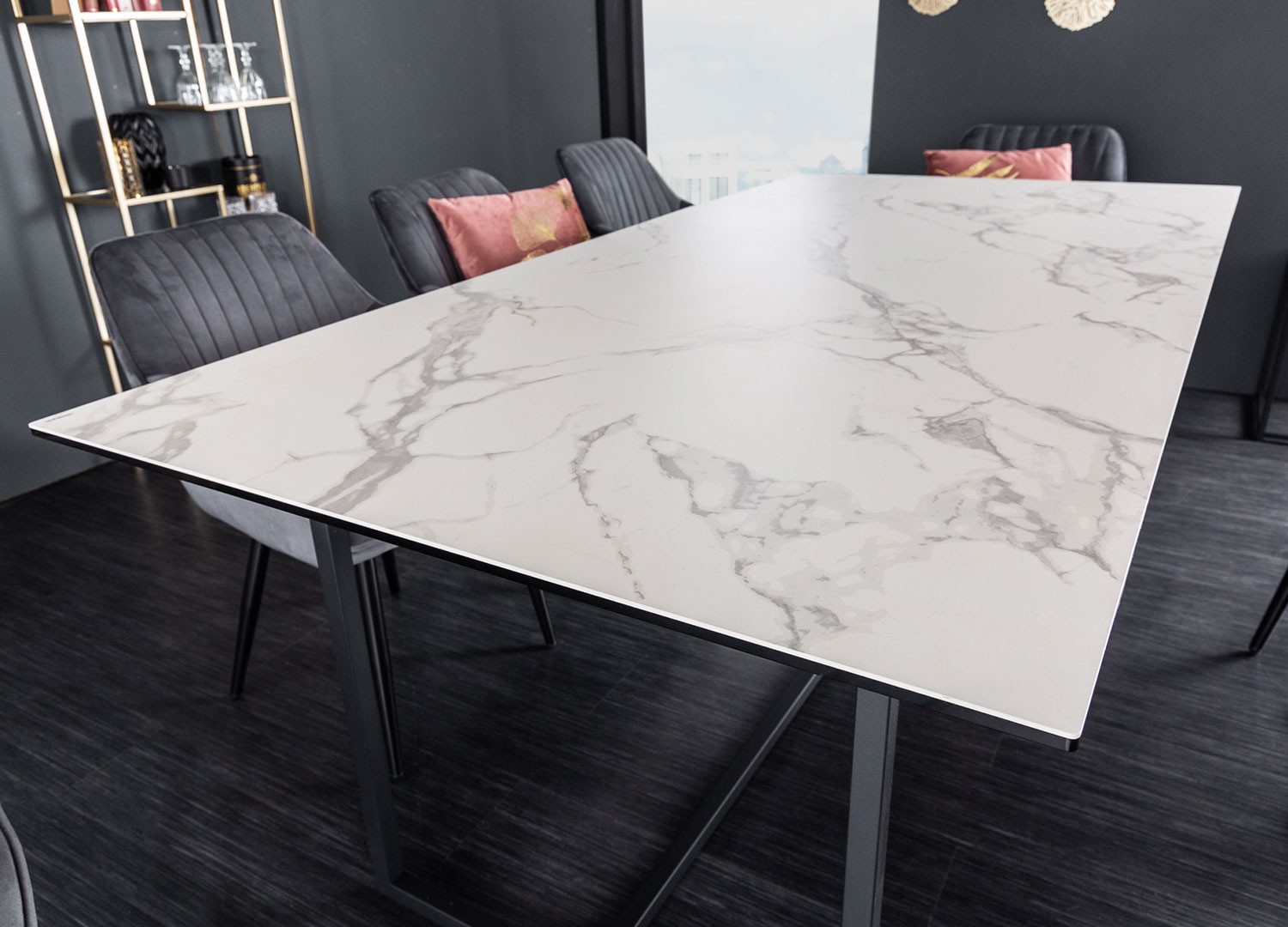 Table de salle à manger céramique blanc aspect marbre et piétement métal