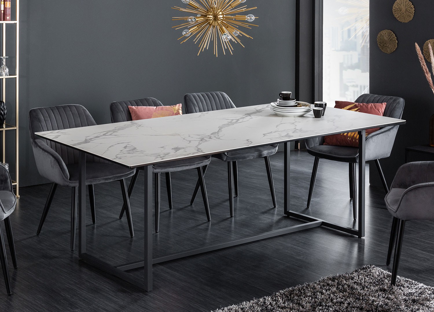 Table de salle à manger céramique blanc aspect marbre et piétement métal