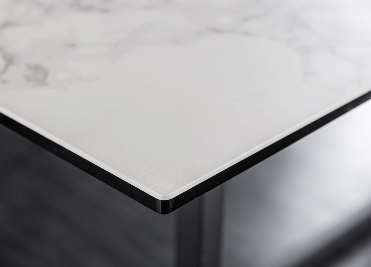 Table de salle à manger céramique blanc aspect marbre et piétement métal