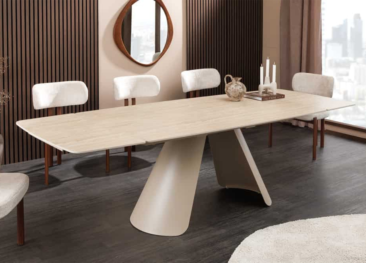 Table extensible Ovélis en travertin beige associée à des chaises contemporaines claires
