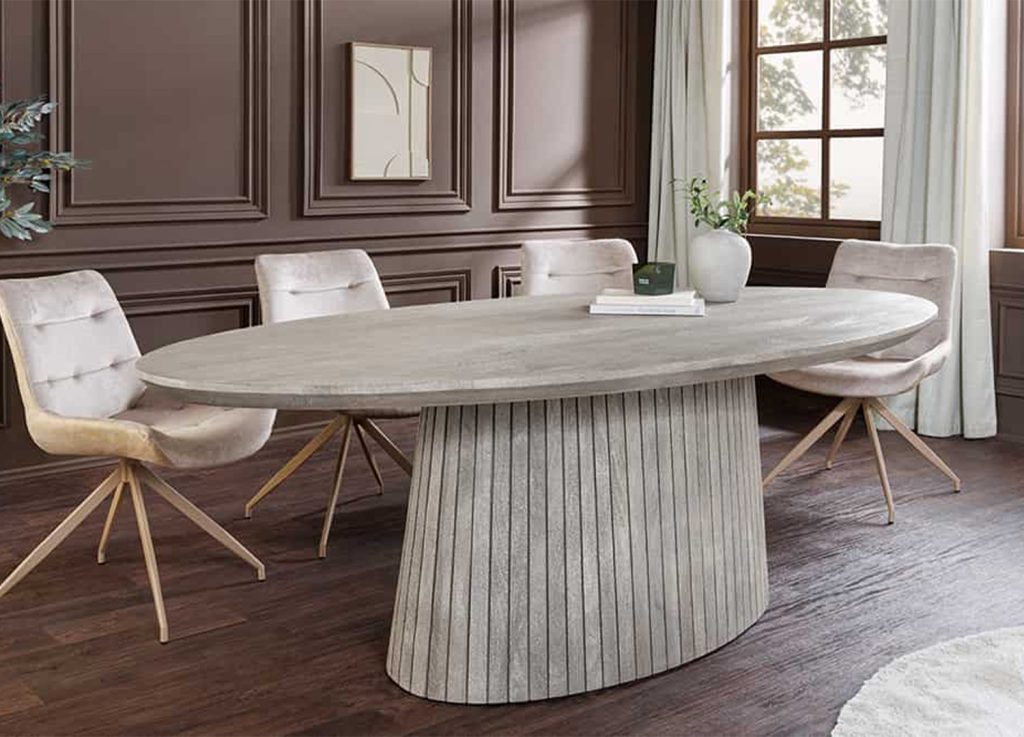 Grande table ovale Néval en manguier gris dans une salle à manger contemporaine