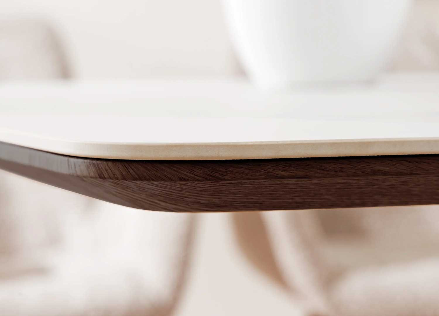 Table ovale céramique blanc et pied central noyer Calista