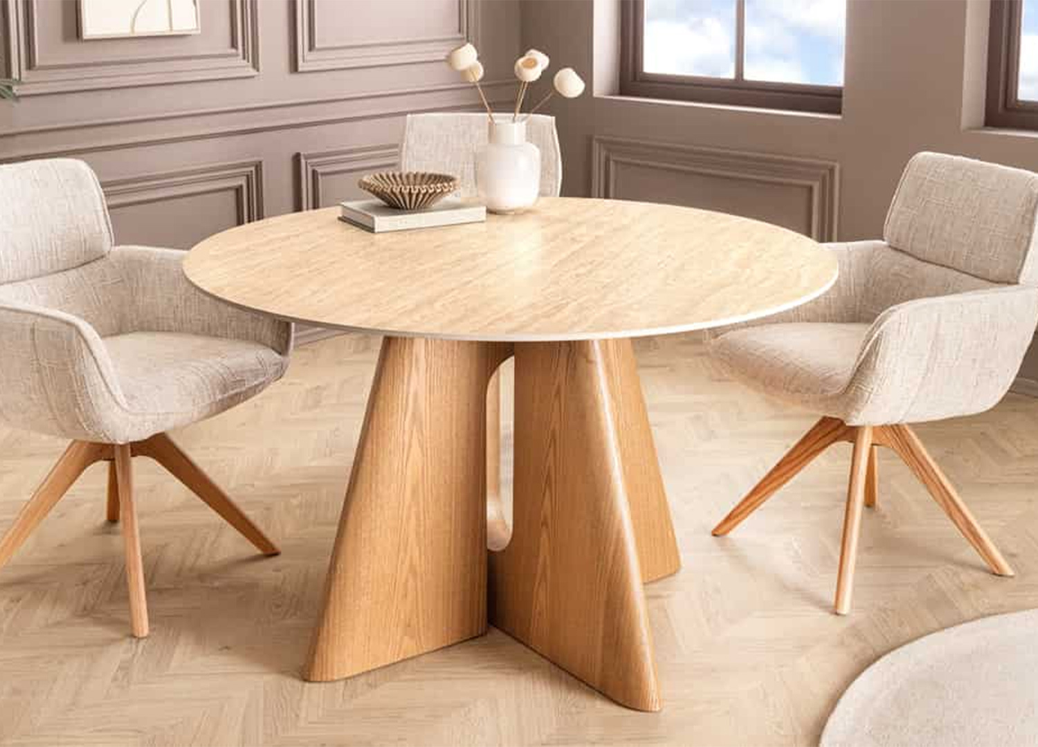 Table ronde Ovélis 120 cm pour quatre personnes dans une ambiance conviviale