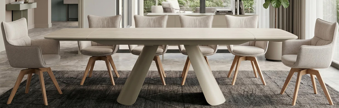 Table Ovélis en céramique beige dans une ambiance de repas conviviale