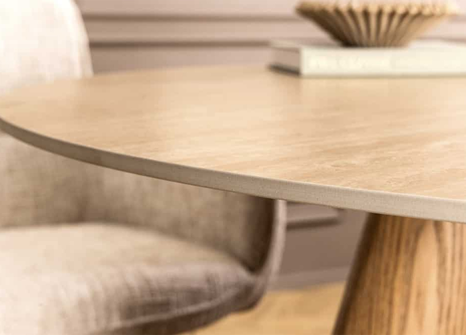 Détail de la céramique travertin 10 mm du plateau de la table Ovélis