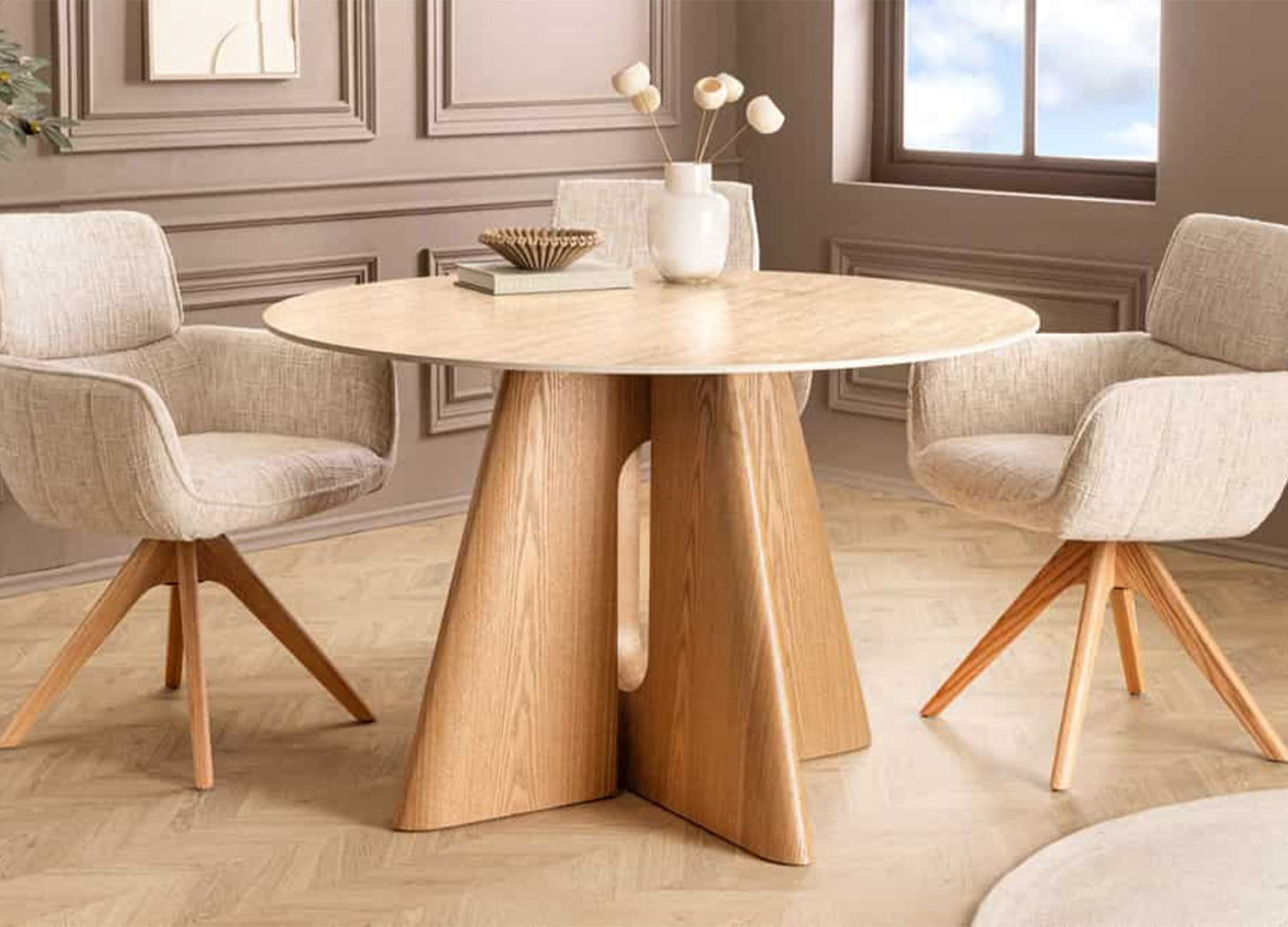 Table ronde Ovélis en chêne et céramique travertin associée à des chaises beige