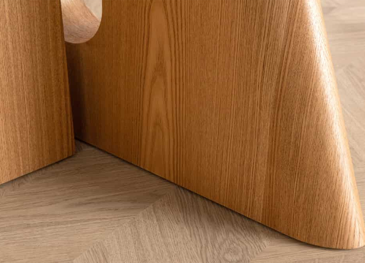 Détail du piètement en chêne et du plateau céramique de la table Ovélis