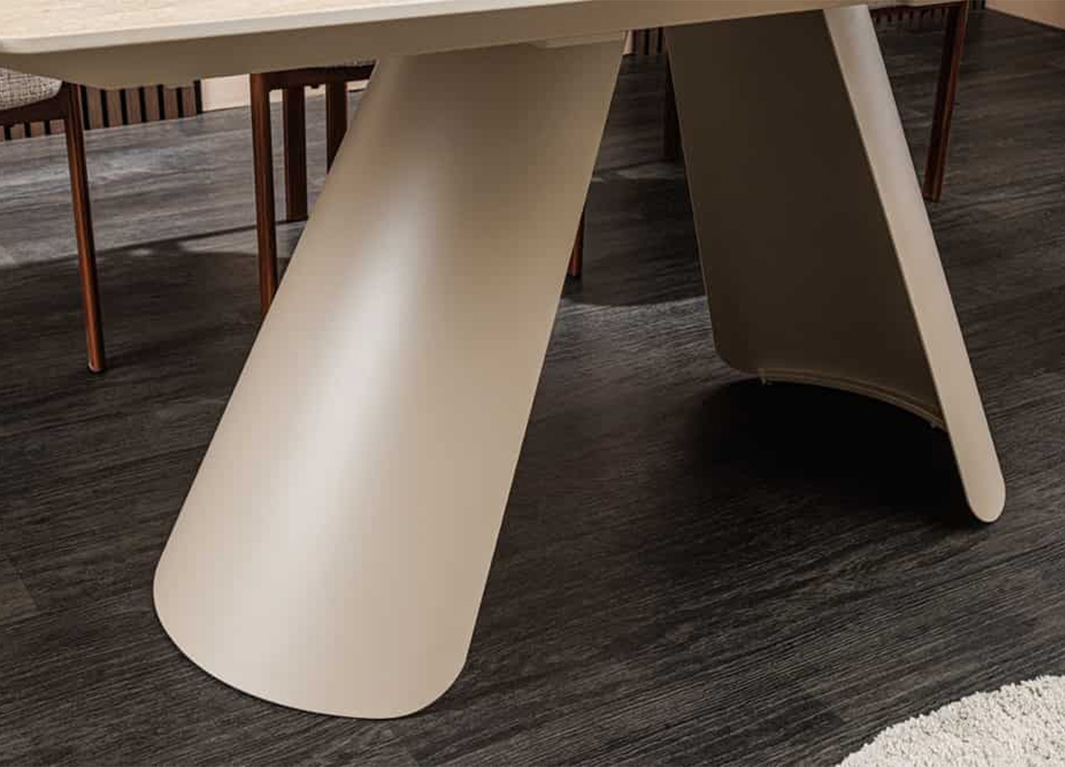 Détail du piètement en métal champagne grège de la table extensible Ovélis