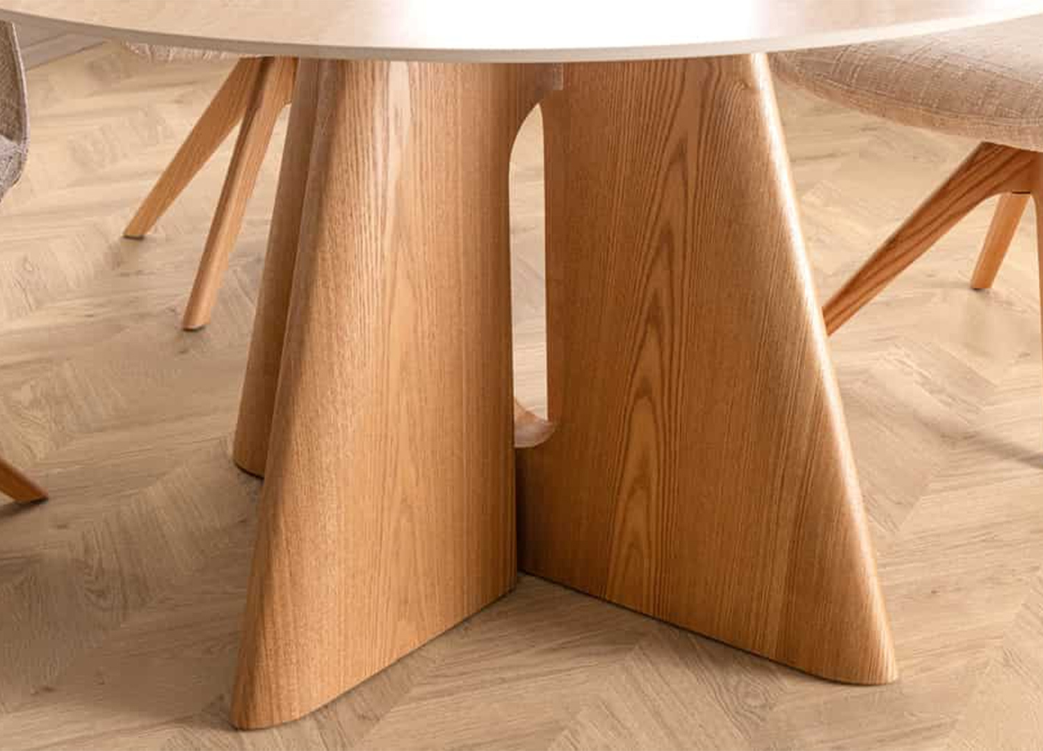 Détail du placage chêne naturel du piètement de la table Ovélis