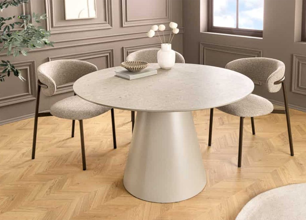 Table ronde Ovélis 120 cm dans une salle à manger moderne pour quatre personnes