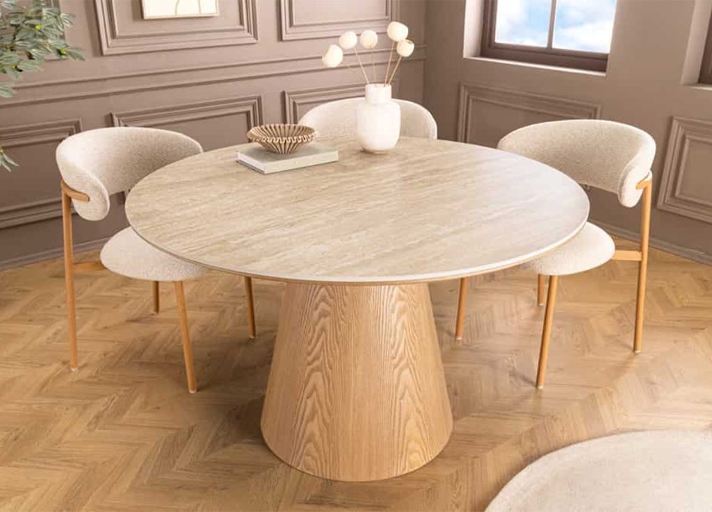 Table Ovélis ronde en céramique travertin dans une salle à manger lumineuse