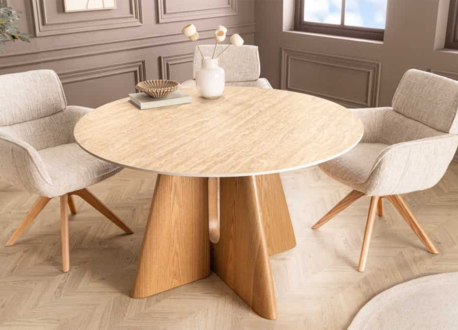Table Ovélis ronde effet travertin dans une salle à manger moderne et lumineuse