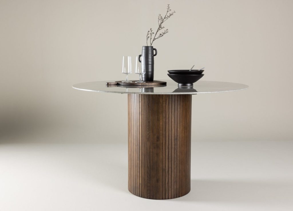 Table à manger ronde Austin moka mise en scène dans une salle à manger